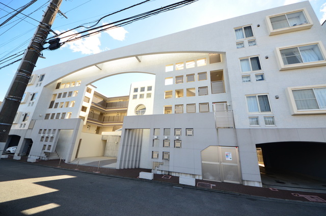 建物外観　～落ち着いた住宅地に立地します～