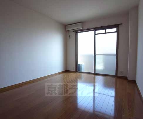 居室・リビング　広々とした部屋です。