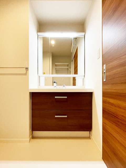洗面設備　３０３号室の写真です。
