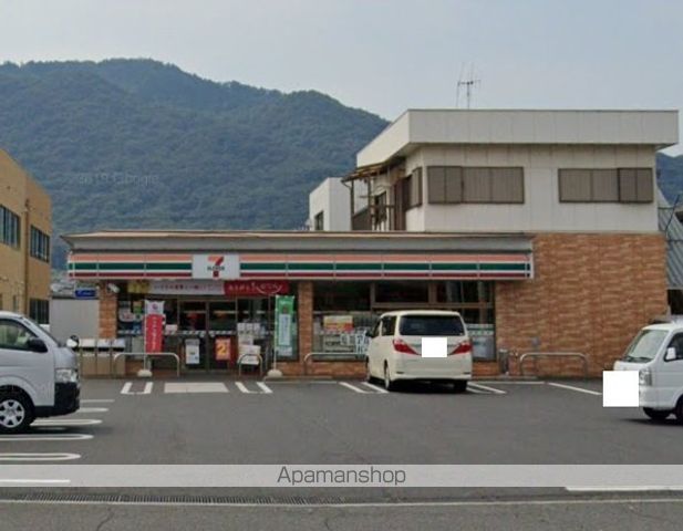 コンビニ　セブンイレブン（コンビニ）まで744m