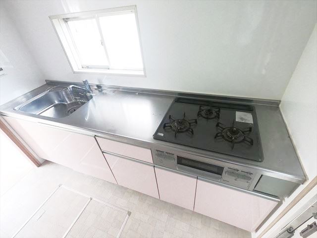 キッチン　使い勝手の良い３口のシステムガスキッチン