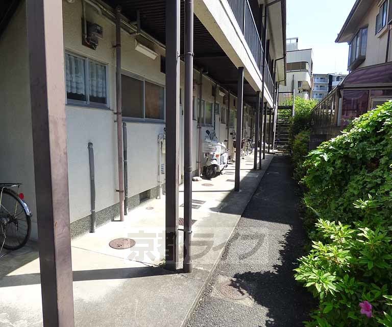 【京都市右京区梅津中倉町のアパートのエントランス】