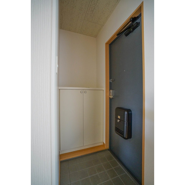 玄関　同じ敷地内の別の部屋