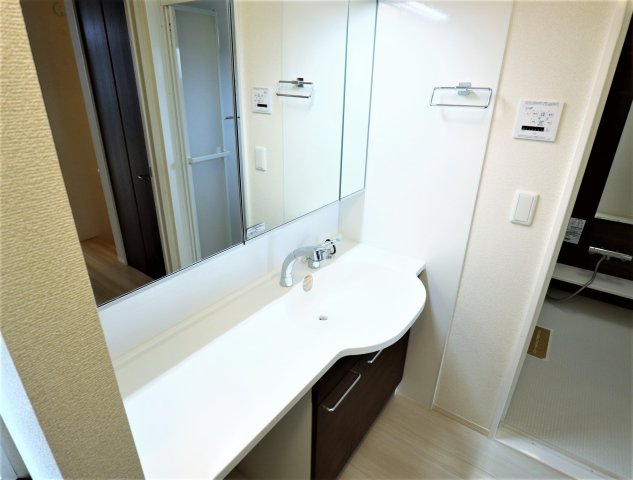 洗面設備　ワイドな鏡を備えた洗面化粧台♪