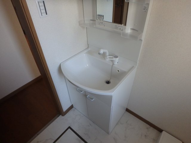 洗面設備　明るい洗面所です