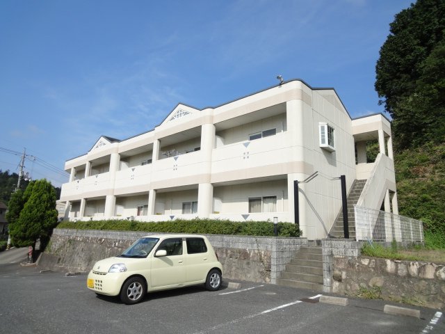 広島市安佐南区伴中央のアパートの建物外観