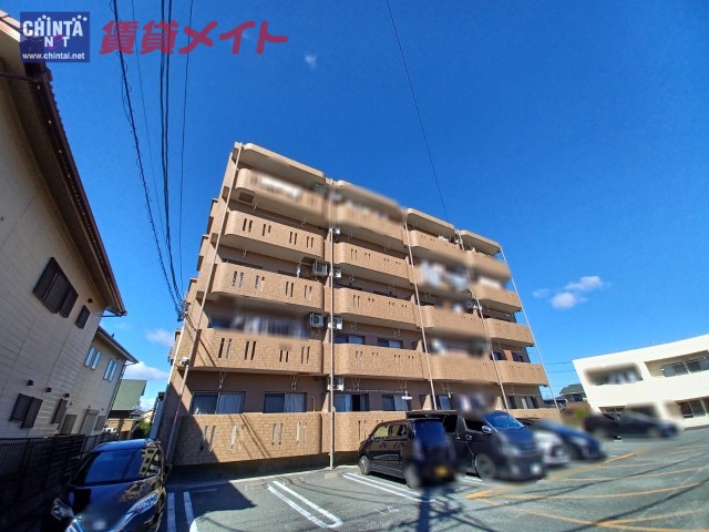 松阪市荒木町のマンションの建物外観