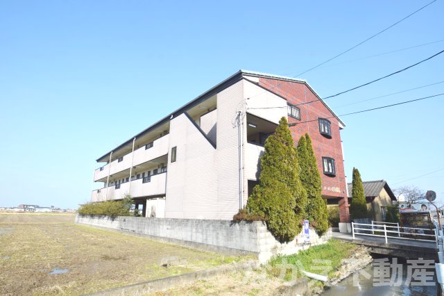 小松島市田野町のマンションの建物外観