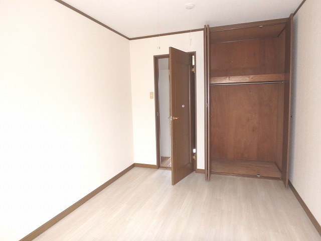 居室・リビング　明るい床の洋室です