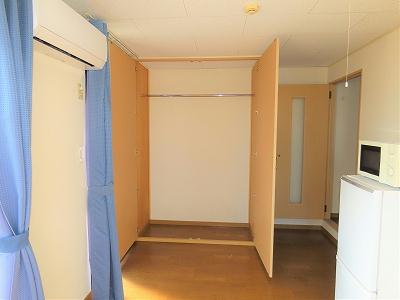 収納　居間に大きい収納スペースがあります