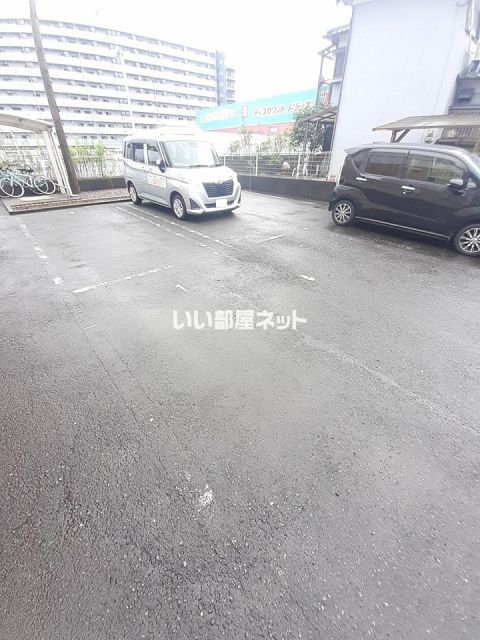 【アルバ皆春の駐車場】