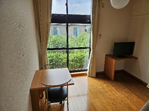 居室・リビング　備品や設備仕様は号室等により異なります現地をご確認下さい。