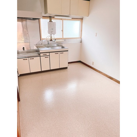 キッチン　床のクッションフロアーは張替え済みです。