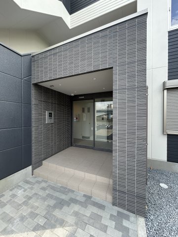 【千葉市稲毛区黒砂のマンションのエントランス】