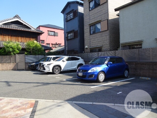 【堺市堺区出島町のアパートの駐車場】