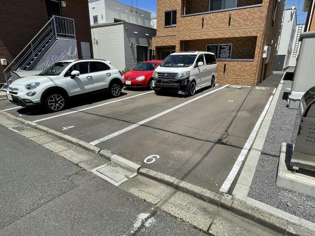 【函館市的場町のマンションの駐車場】