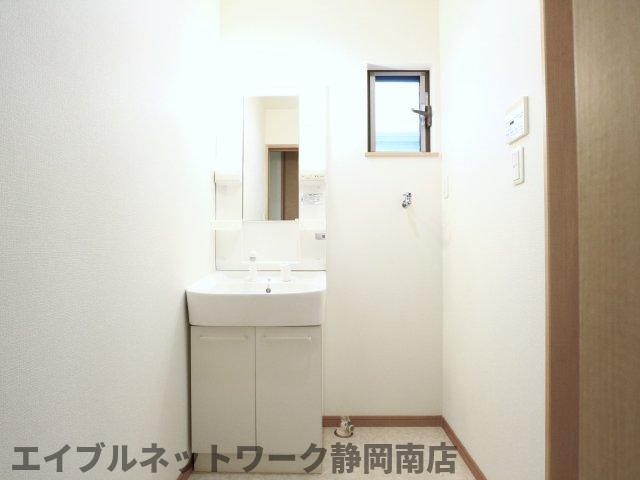 洗面設備　明るい洗面所です
