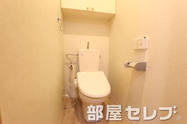 トイレ　温水洗浄便座。