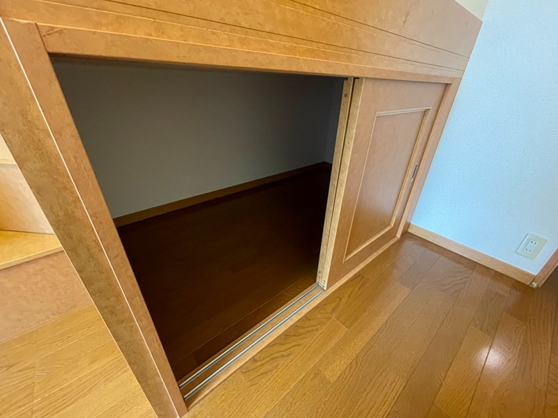 収納　ベッドの下は収納になっています
