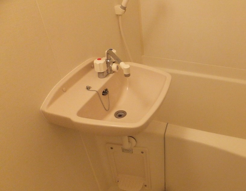 洗面設備　洗面台はバスルームに設置されています