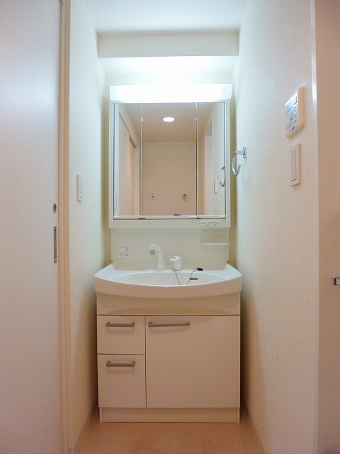 洗面設備　パークアクシス仲御徒町の三面鏡付ハンドシャワー付独立洗面室で