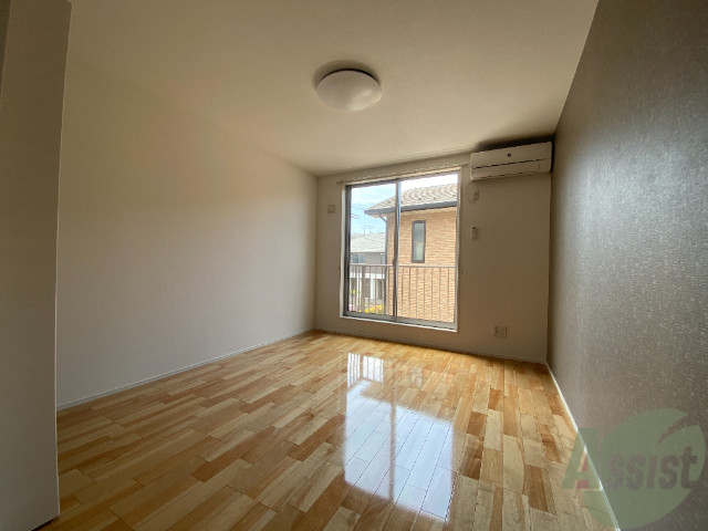 居室・リビング　広くて落ち着いた色合いが綺麗な広々とした１Ｋです。