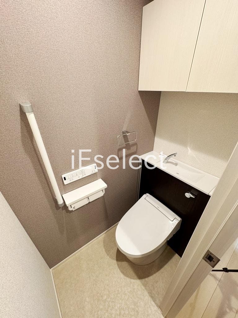 トイレ　温水洗浄便座付きのトイレです