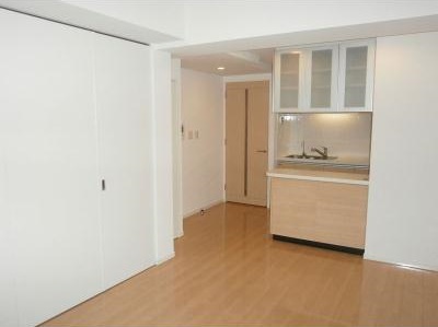 居室・リビング　リビングダイニングからキッチン方向