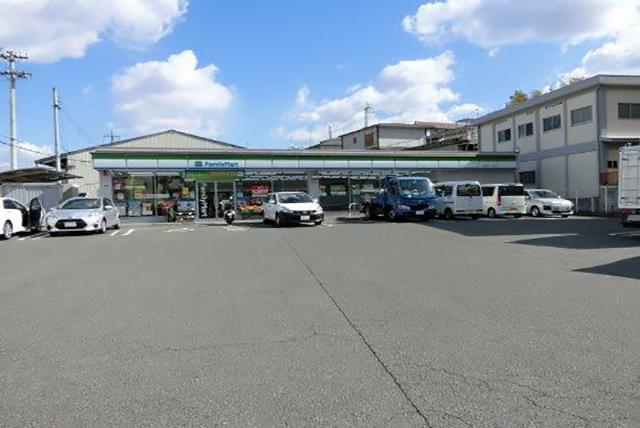 コンビニ　ファミリーマート柏原田辺一丁目店（コンビニ）まで310m