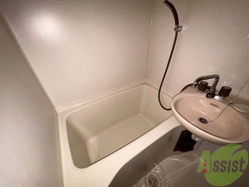 バス・シャワールーム　浴室にはゆったりくつろげる広さの浴槽が付いております。