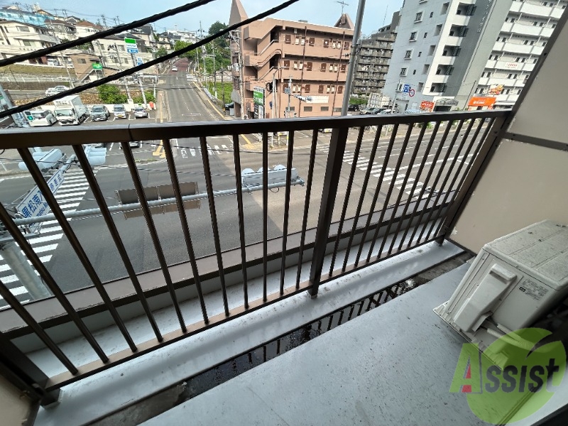 バルコニー　ベランダは十分なスペースが広がっており、洗濯物も干せます。