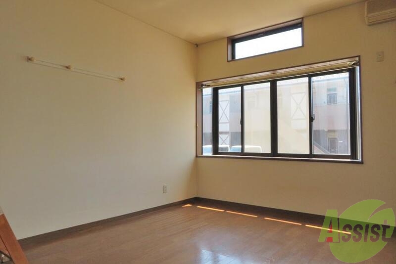 居室・リビング　大きな窓が印象的な広々としたお部屋です。