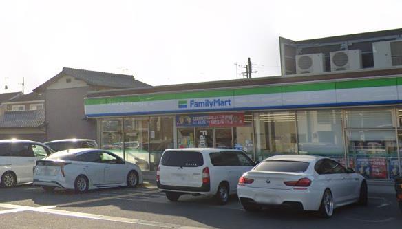 コンビニ　ファミリーマート（コンビニ）まで200m