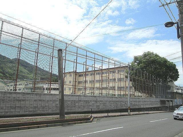 中学校　長崎市立山里中学校（中学校）まで162m
