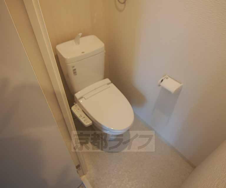 トイレ　嬉しいウォシュレット付きです。