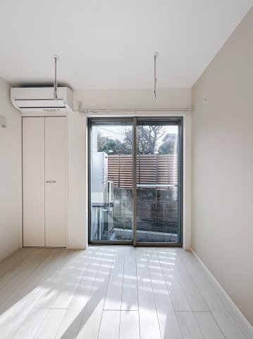 居室・リビング　落ち着いた色合いの床材を使用した居住空間です。