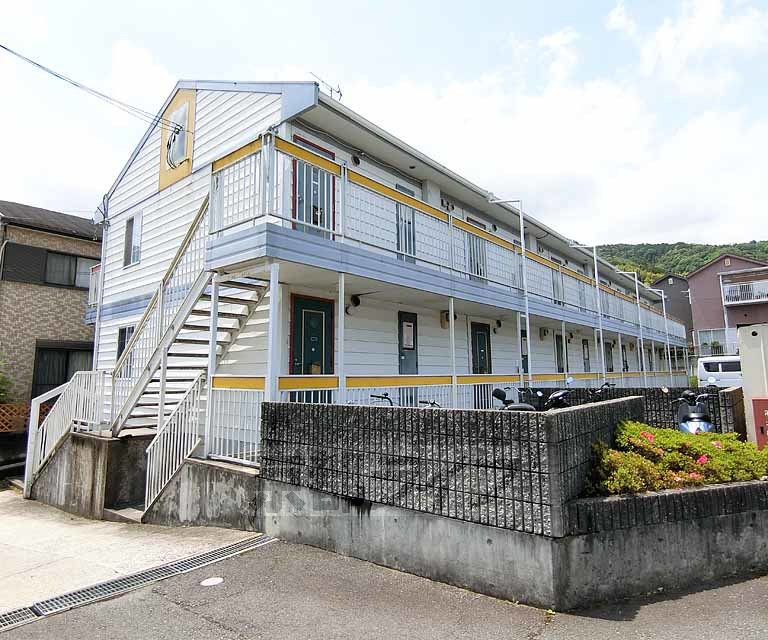 建物外観　鮮やかな黄色のラインが特徴です