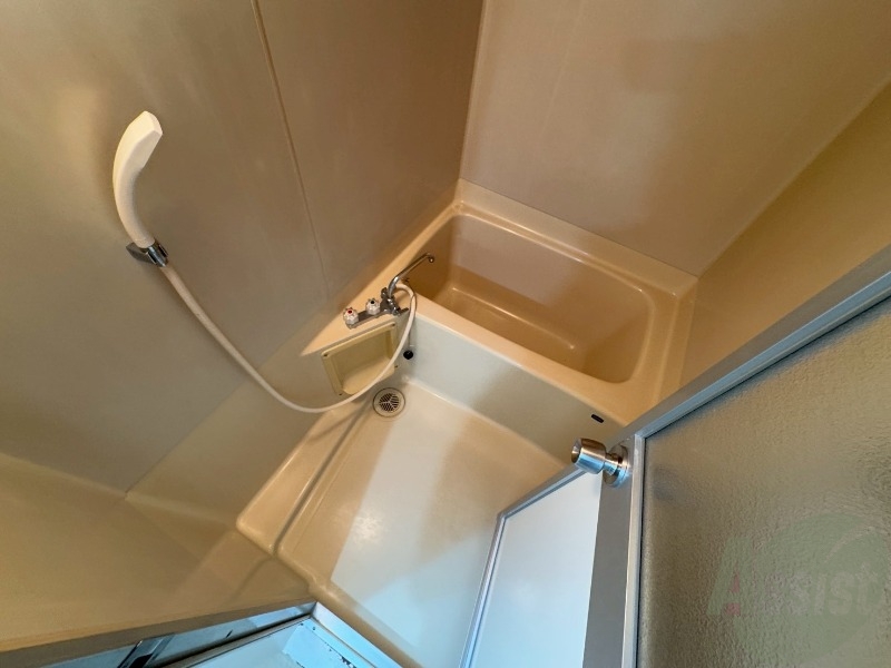 バス・シャワールーム　バスルームは狭すぎず、シャワーも浴びやすそうです。