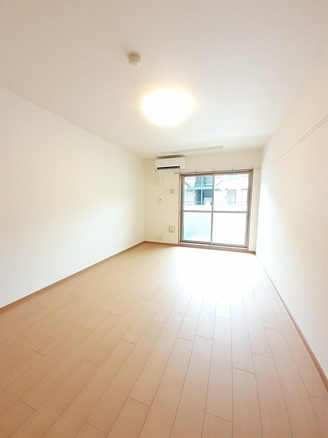 居室・リビング　エアコン付きです。