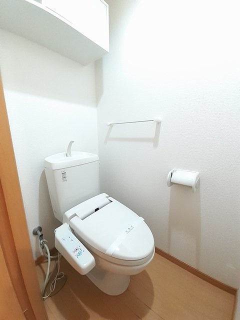 トイレ　温水洗浄便座です。