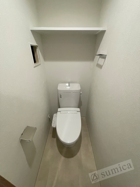 トイレ　人気アイテムの温水洗浄便座。清潔感のあるトイレです。