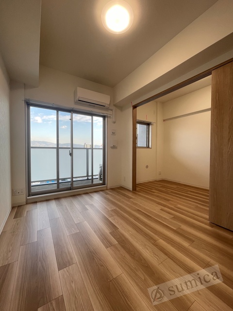 バルコニー　内装は落ち着いています。おおきな窓で明るさを演出。