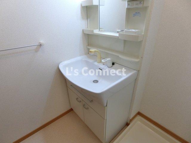 洗面設備　朝の支度もスムーズな独立洗面台。