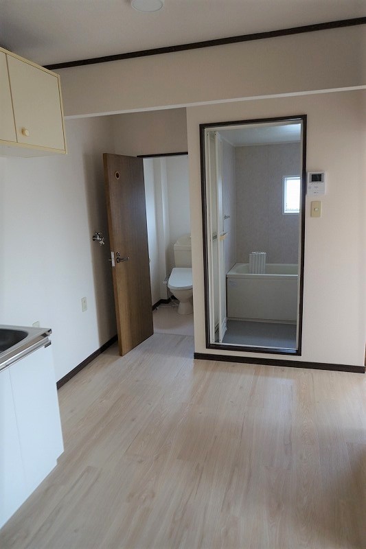 居室・リビング　DKは6帖！玄関から見た感じです