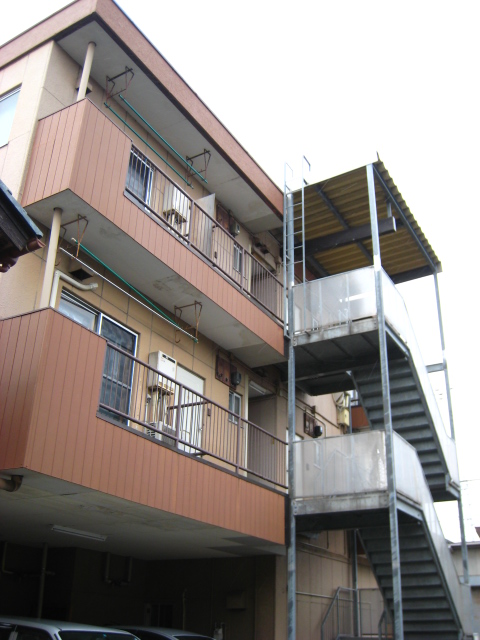 建物外観　3階建てのアパートです！