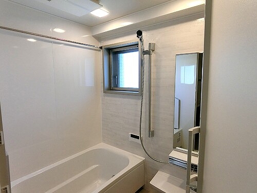 バス・シャワールーム　窓のある明るいバスルーム