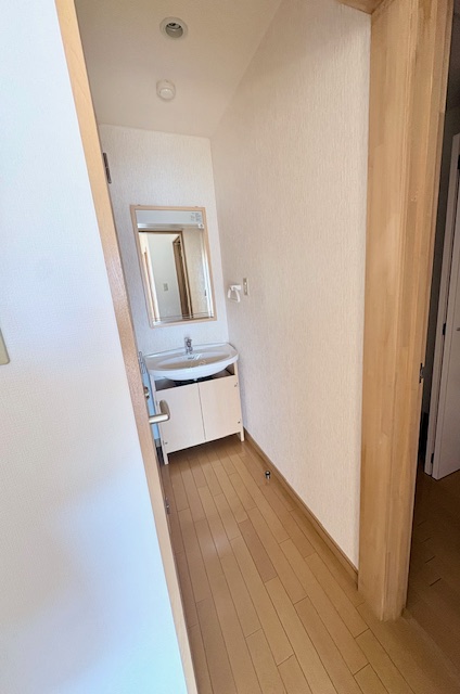 洗面設備　大きめの鏡が嬉しい！