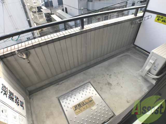 バルコニー　バルコニーは天気の良い日には洗濯物もよく乾きそうですね。