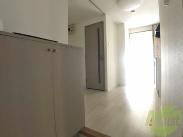 玄関　玄関を入って右側に居住スペースがあります。