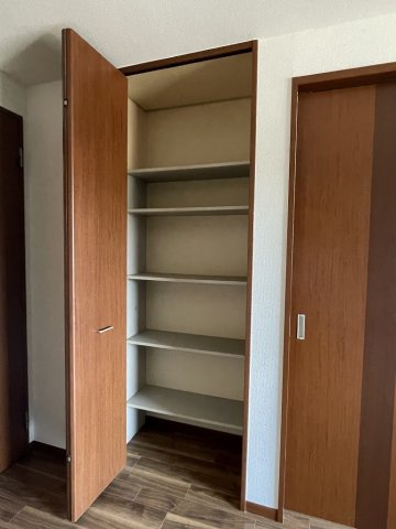 その他　洋室6.3帖のお部屋にある収納スペースです！仕切りがたくさん